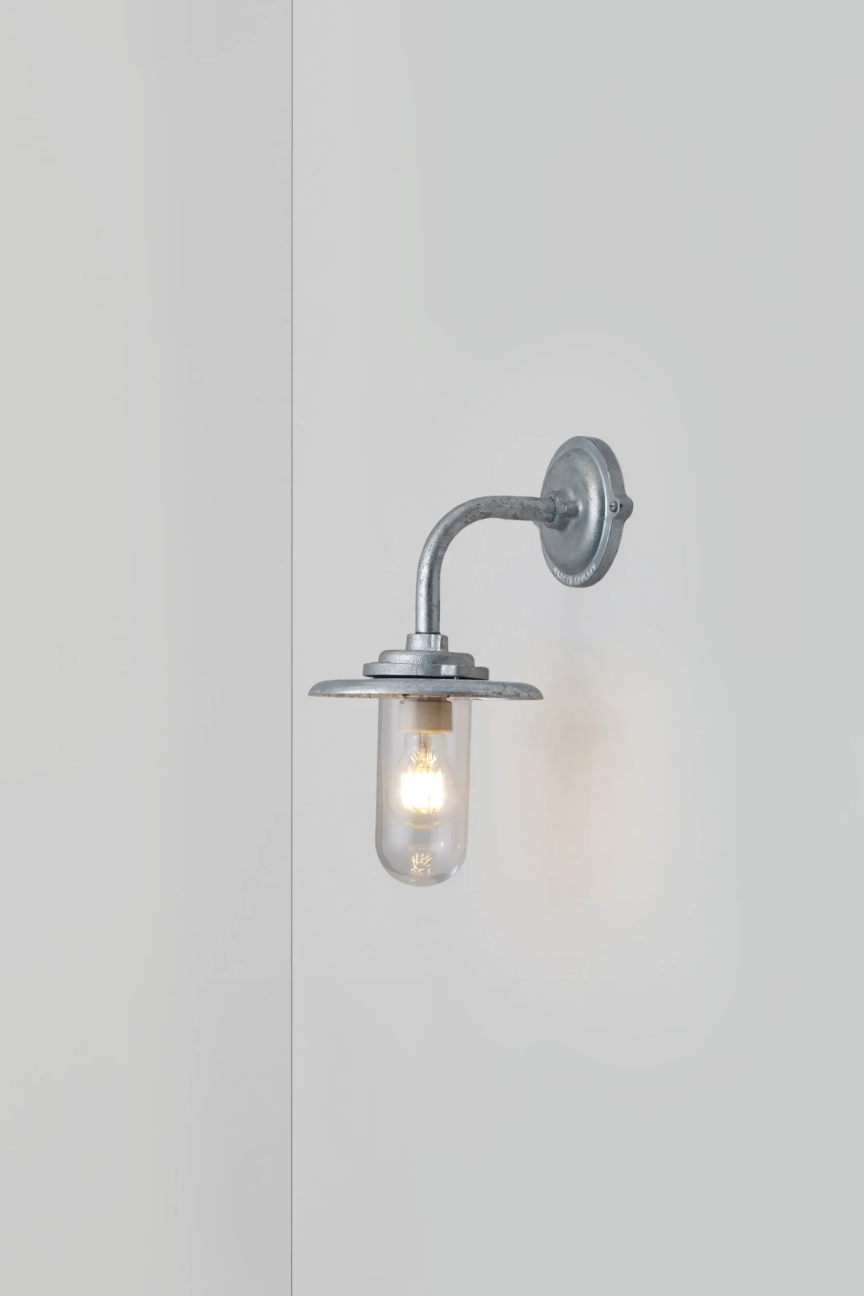 Exterior Bracket Light, 60W, 7677